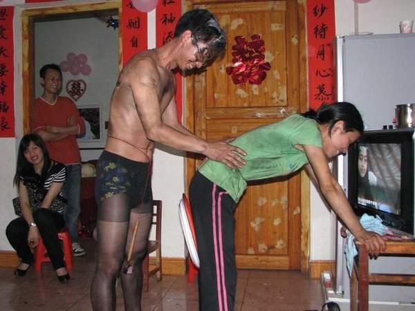 闹洞房新郎新娘<em>脱光</em>光