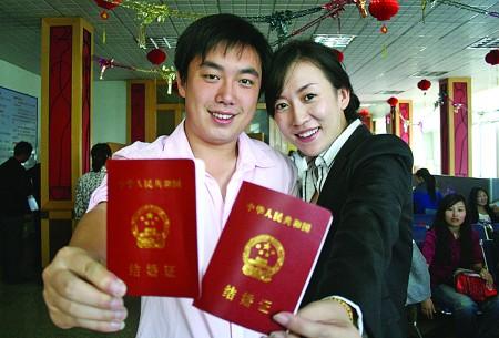 牵手"999"期待共长久 潍坊市区260对新人昨领结婚证