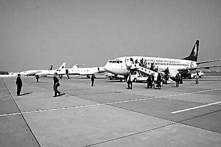 南苑机场迎来单日最多航班 七个机位全部利用