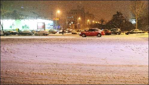 组图:吉林省出现大范围降雪天气 车辆雪中行驶