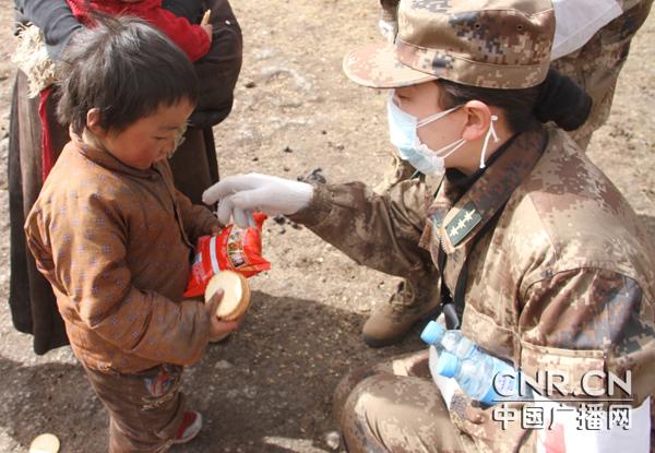 总后青藏兵站部医疗队深入山区收救受灾牧民