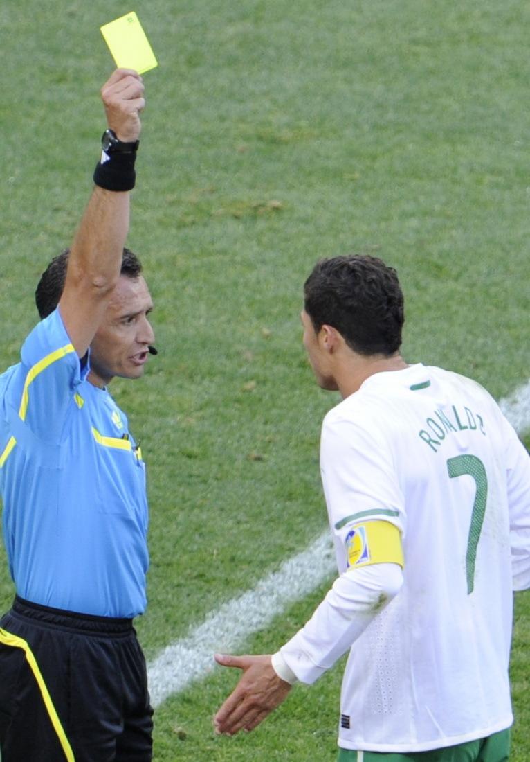 C罗怒骂脏话遭黄牌警告