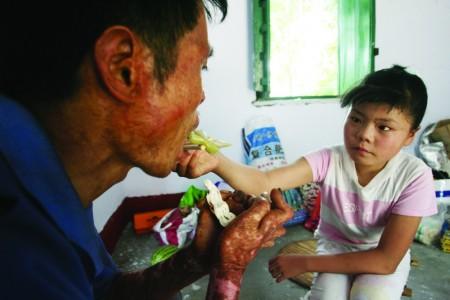 十二岁女孩撑起父亲的天