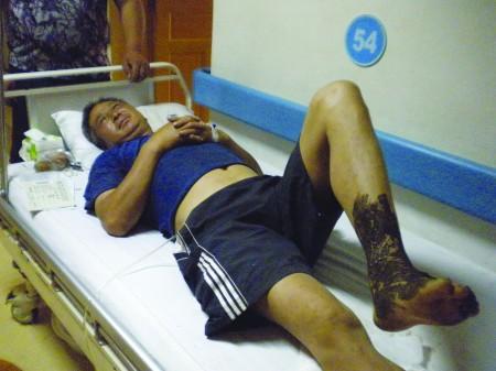 老人被毒蛇咬伤 急救途中频遇红灯 三辆“救命车”深夜接力救人_新闻中心_新浪网