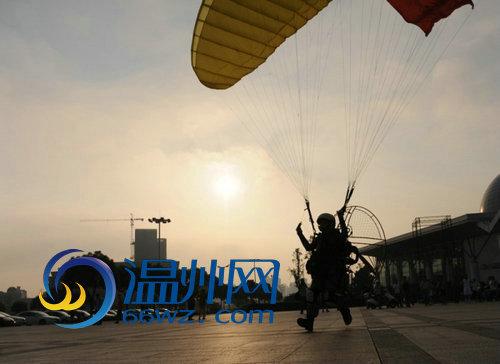 组图：温州男子乘滑翔伞航拍温瑞塘河污染源