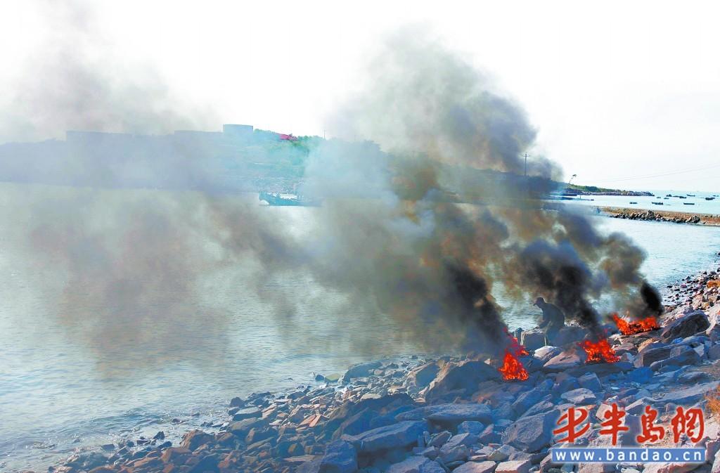 男子礁石上焚烧废旧电线 海边起“狼烟”_新闻中心_新浪网
