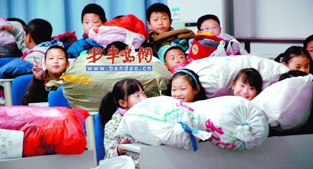 为玉树孩子献爱心 人民路一小1天捐1436件衣服