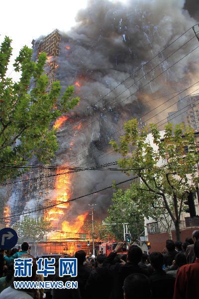 上海胶州路教师公寓楼大火尚未扑灭 已有4人遇