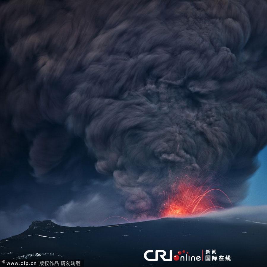 冰岛摄影师纪录埃亚菲亚德拉冰盖火山喷发全景
