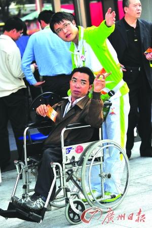 百个爱心同行观赛志愿家庭服务亚残运会_新闻