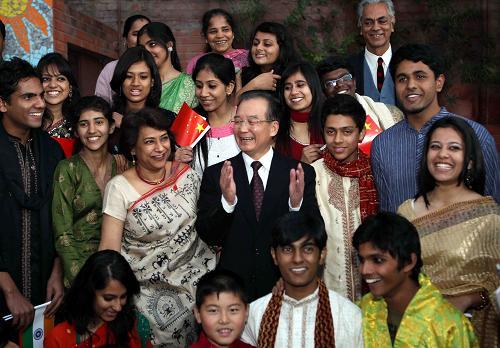温家宝总理在新德里与中印文化界人士举行座谈