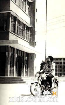 ����ɫ��ɽľ�����������ɰܽԡ����롱