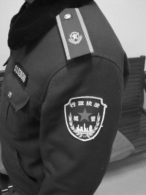 建康路城管执法中队协管员服装的右胸前仍有"城管"二字.