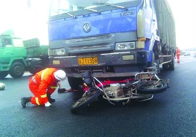 摩托车撞上货车 儿子身亡父亲受伤