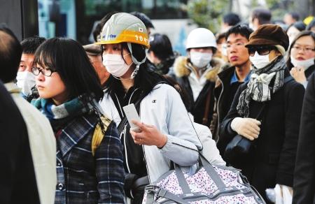 　　东京居民戴口罩防护