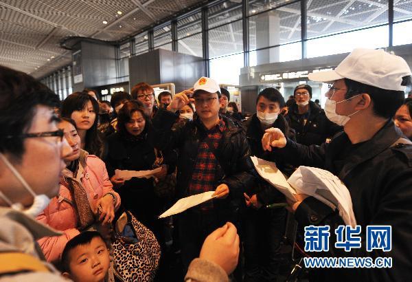 日本东京成田机场出现大批各国撤离人流(组图