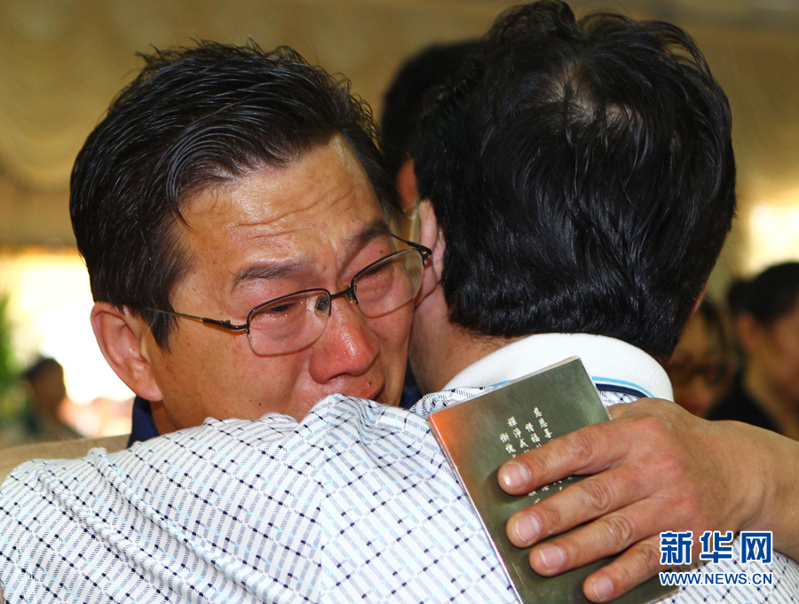 湾阿里山小火车翻车事故遇难者亲属悼念亲人(