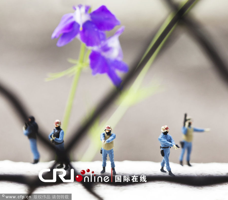 法艺术家用塑料小人打造微观王国