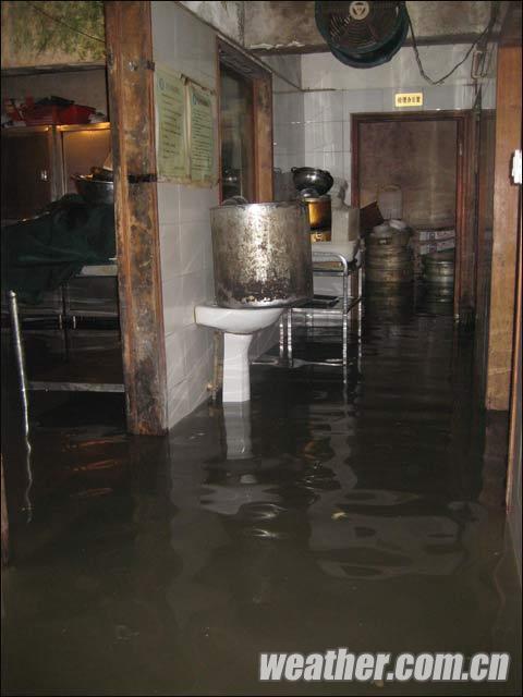 湖南湘潭遭受暴雨袭击 部分小区进水_天气预报