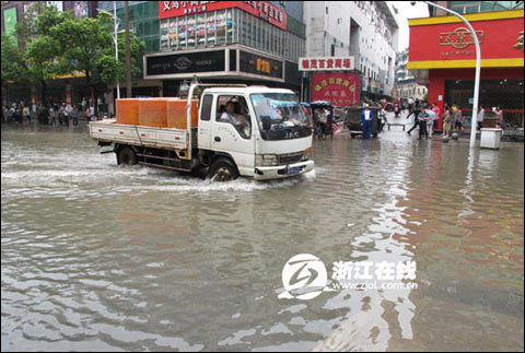 浙江兰溪市因连日降雨成泽国 水位已超危急水