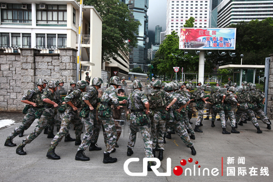 驻香港部队组织陆海空联合反恐行动演练(组图