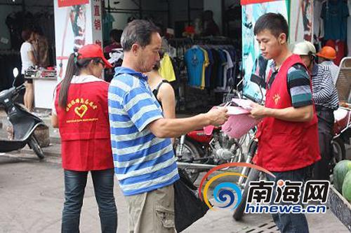 扫马路护秩序扶贫困 三亚志愿者展风采[组图]