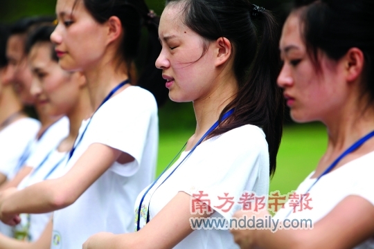 举牌女郎:累与泪