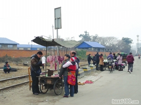 　　铁路边的“菜市场”，买菜的市民就站在铁轨上(网友供图)