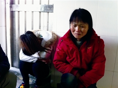 对于丈夫的死,其妻孙小莲(图右)十分诧异,贫穷的生活又添一层悲痛 东莞时报记者 顾翔 摄 对于丈夫的死,其妻孙小莲(图右)十分诧异,贫穷的生活又添一层悲痛 东莞时报记者 顾翔 摄