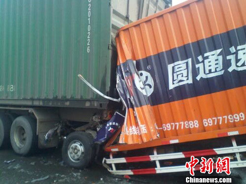 京福高速徐州段车辆连续追尾事故造成6死30多