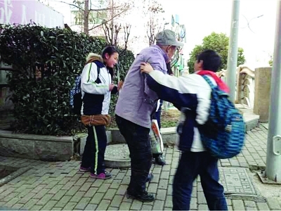 老人跌倒三初中生合力扶起