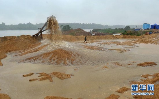 位于琼海市区万泉河南路河段的非法采砂场正在用抽砂船抽砂