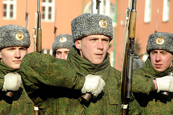 俄红场阅兵细节披露 普京是否坐着检阅成一悬