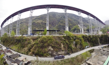 雅西高速全钢架结构的干海子特大桥如同过山车一般横跨在群山之间.