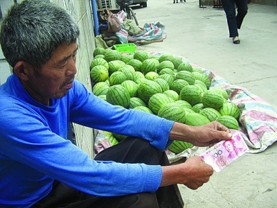 小心!有人买西瓜玩调包计 瓜农收假币欲哭无泪_新浪新闻