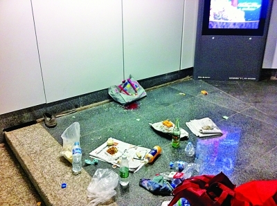 地下通道“同行”互殴拾荒男被打破头