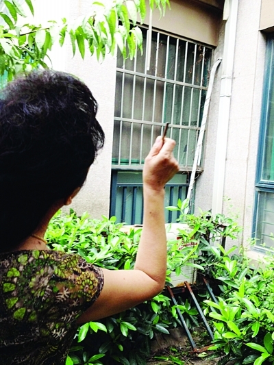 回家门打不开发现被反锁报警后小偷溜走损失十几万
