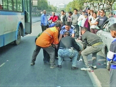 男子骑电瓶车上快车道被撞伤公交车“客串”急救车载伤员直奔医院