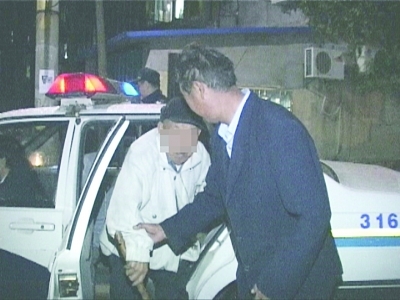 九旬老人雨夜迷路民警连夜送他回家
