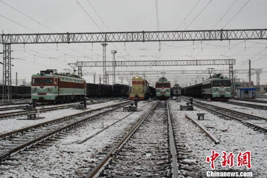 嘉峪关遇寒流初雪铁路人浴雪奋战保安全图