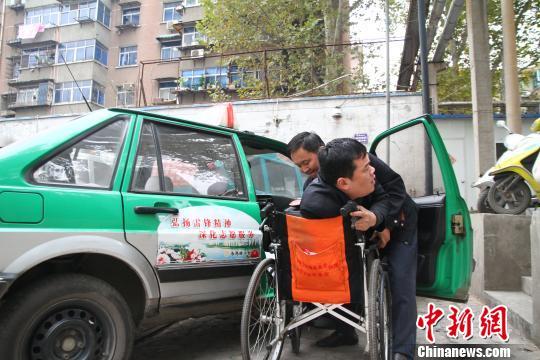 洛阳爱心出租车队三年如一日免费接送老弱病残