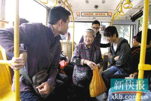 车厢让座随处见市民不知“让座日”