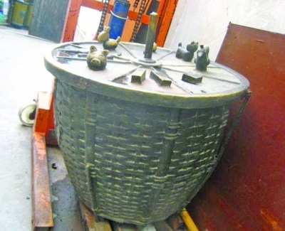夫子庙“卖货郎”铜塑铜箩筐险些被盗