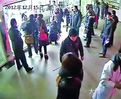 男婴之死射阳医院被指延误监控视频还原孩子最后34分钟