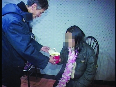 ѩҹѲ�߷�������Ů�������������ؼ�