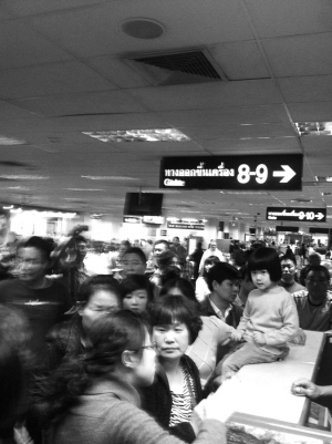 南京飞泰国航班晚点17小时 数百乘客遭遇现实