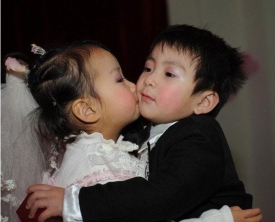 郑州一幼儿园举办集体婚礼 100多个孩子自由恋