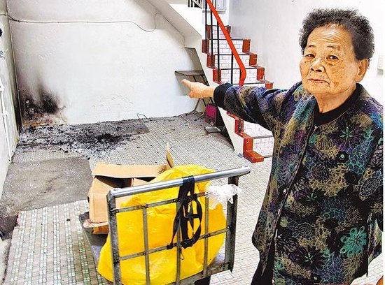 台湾啃老族从未工作败尽上亿家产 烧屋逼母搬