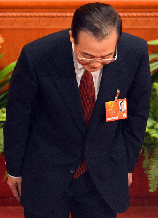 温家宝总理作完政府工作报告后鞠躬