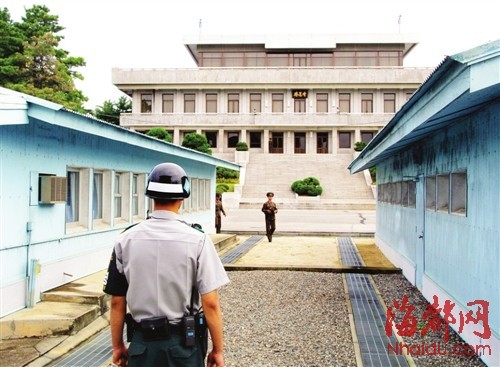 一名韩国宪兵(前)和朝鲜人民军军官分别在板门店的军事分界线两侧执勤